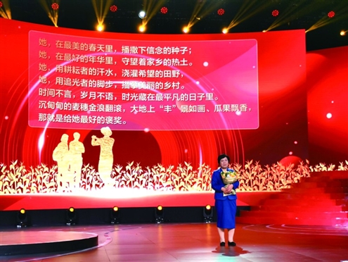4月3日晚,“齐鲁时代楷模”发布仪式举行。省委宣传部授予高唐县农业农村局四级调研员、高级农艺师、农业技术咨询热线办公室主任杜立芝“齐鲁时代楷模”称号。杜立芝参加工作38年来,扎根基层一线,创建了“杜立芝党代表工作室”,倾心传播党的声音,全力提升农技服务效能,用心用情守护人民的“米袋子”“菜篮子”,带出了一支“乡土秀才”农技志愿服务团队,为促进乡村振兴作出了突出贡献,赢得了当地干部群众的广泛赞誉。
